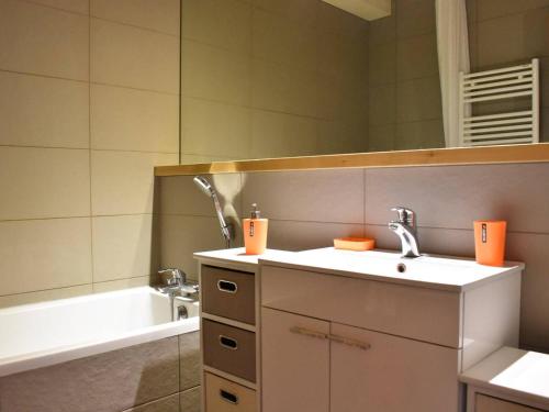 une salle de bain avec un lavabo et une baignoire dans l'établissement Studio cosy au pied des pistes à Méribel – Balcon, TV, animaux acceptés, ski à 100 m ! - FR-1-180-30, à Les Allues