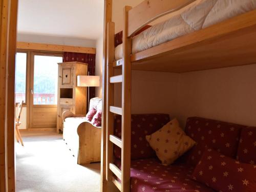 un salon avec un lit superposé et un canapé dans l'établissement Studio cosy avec balcon, proche télésiège, Méribel 4 pers. - FR-1-180-31, à Méribel