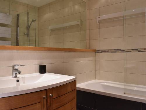 une salle de bain avec un lavabo et une baignoire dans l'établissement Studio cosy avec balcon, proche télésiège, Méribel 4 pers. - FR-1-180-31, à Méribel