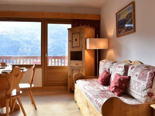 un salon avec un canapé et une table dans l'établissement Studio cosy avec balcon, proche télésiège, Méribel 4 pers. - FR-1-180-31, à Méribel