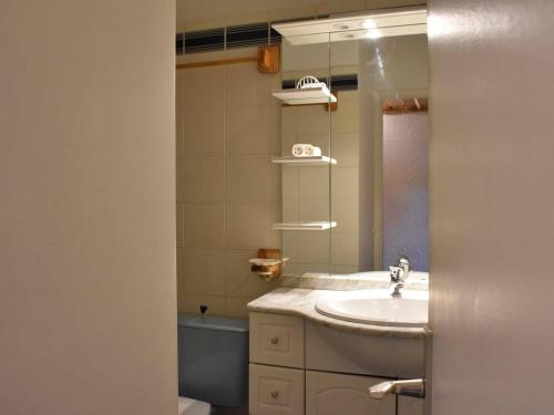 y baño con lavabo, espejo y bañera. en Appartement Méribel, 1 pièce, 4 personnes - FR-1-180-51, en Méribel