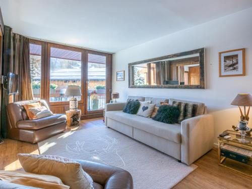 un salon avec un canapé et une chaise dans l'établissement Confort au cœur de Val-d'Isère : 2 pièces 4 pers, proche pistes et centre - FR-1-694-279, à Val dʼIsère