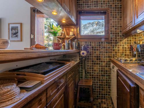 Il dispose d'une cuisine avec un évier et un mur carrelé. dans l'établissement Confort au cœur de Val-d'Isère : 2 pièces 4 pers, proche pistes et centre - FR-1-694-279, à Val dʼIsère