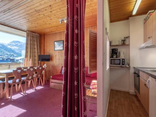 une cuisine et une salle à manger avec une table et des chaises dans l'établissement Studio de 25m² au 6ème étage, proche centre, balcon, Wifi, animaux acceptés - FR-1-694-264, à Val dʼIsère