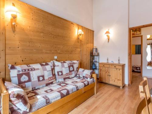 - un salon avec un canapé et un mur en bois dans l'établissement Appartement skis aux pieds, rénové, 4 pers., WiFi, centre Val-d'Isère - FR-1-694-274, à Val dʼIsère