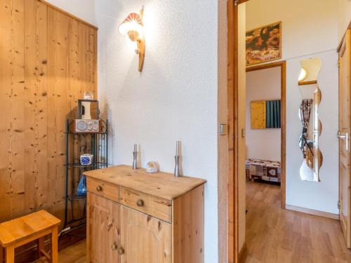 une pièce avec une armoire en bois et un couloir avec une table dans l'établissement Appartement skis aux pieds, rénové, 4 pers., WiFi, centre Val-d'Isère - FR-1-694-274, à Val dʼIsère