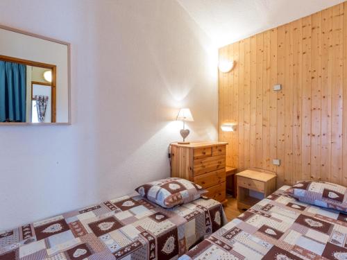 une chambre d'hôtel avec deux lits et un miroir dans l'établissement Appartement skis aux pieds, rénové, 4 pers., WiFi, centre Val-d'Isère - FR-1-694-274, à Val dʼIsère
