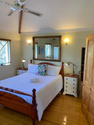 Ένα ή περισσότερα κρεβάτια σε δωμάτιο στο Fremantle Accommodation Villa Russell St