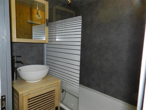 une salle de bain avec un lavabo blanc et un miroir dans l'établissement Appartement rénové Val Thorens - 4 pers, cheminée, skis aux pieds, proche commerces/restaurants - FR-1-637-54, à Val Thorens