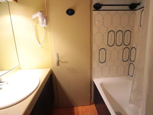 une salle de bain avec une douche, une baignoire et un lavabo dans l'établissement Duplex rustique avec grande terrasse au Sud, proche vieux Val-d'Isère - FR-1-694-310, à Val dʼIsère