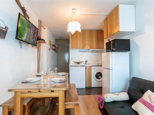une cuisine avec une table en bois et une salle à manger dans l'établissement Val Thorens - Appartement 4 pers, 2 pièces rénové, plein centre - FR-1-637-53, à Val Thorens