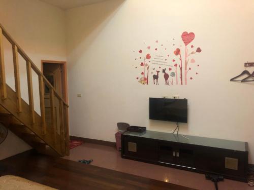 Una televisión o centro de entretenimiento en Country Homestay