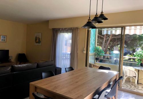 un salon avec une table en bois et un canapé dans l'établissement Résidence Nautilus, à Saint-Raphaël