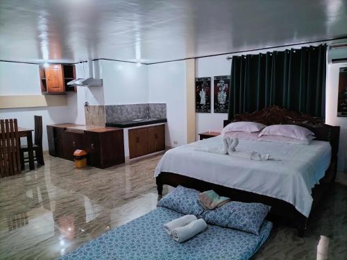 una camera con un letto con due cuscini sopra di Mope Beach Resort a San Narciso