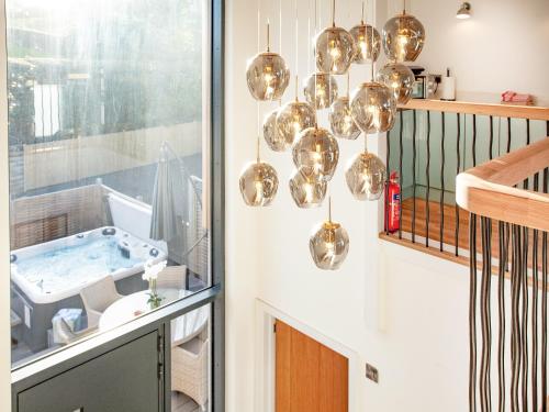 uma cozinha com luzes pendentes de cobre e uma banheira em Bluebell-uk34613 em Nether Stowey