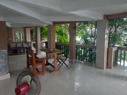 Zimmer mit einem Tisch und Stühlen auf einem Balkon in der Unterkunft Hin Wong Apartments Dive & Snorkel Resort in Ko Tao