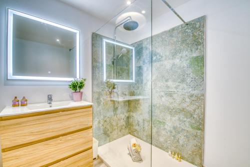 a bathroom with a shower and a sink at Ideal Property Mallorca - Mas i Reus 10 in Alcudia