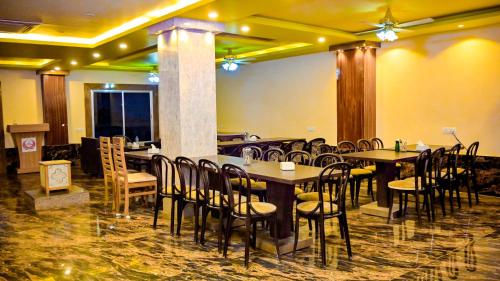 HOTEL STAR HOLIDAY PVT LTD في بهيراهاوا: مطعم فيه طاولات وكراسي في الغرفة