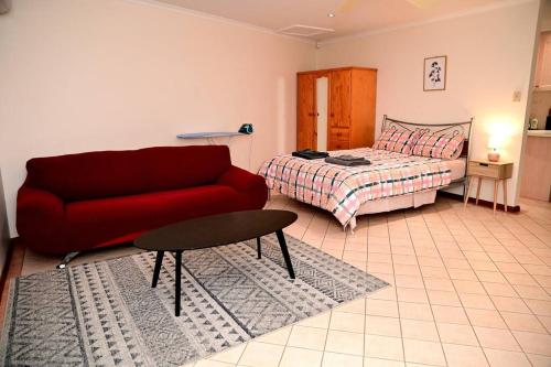 Postel nebo postele na pokoji v ubytování Spacious studio in AliceSprings QueenBed+KSAirbed