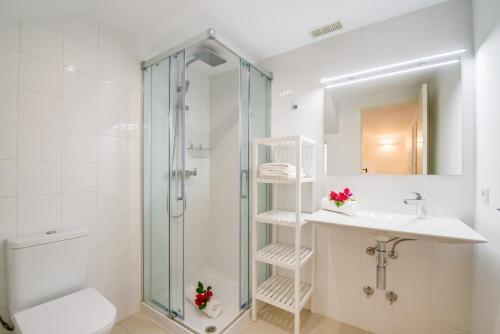 y baño con ducha, aseo y lavamanos. en Ideal Property Mallorca - Margalida en Alcúdia