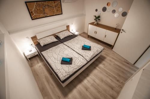 an overhead view of a bedroom with a bed at Cozy Little Apartments in Ig