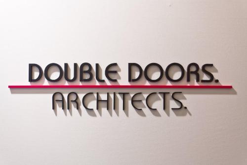 a sign with the words double doors and archidas at CASA Kamakura Espresso&BED in Kamakura