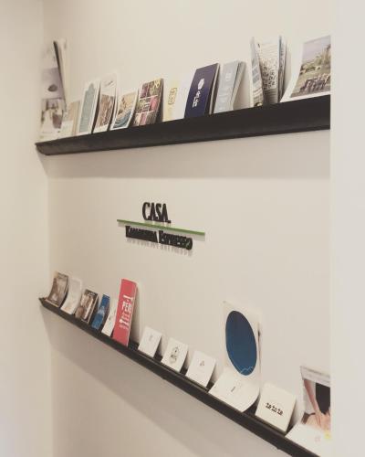 a shelf filled with books on a wall at CASA Kamakura Espresso&BED in Kamakura