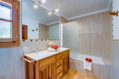 波延薩港的住宿－Ideal Property Mallorca - Ca na Tonina，一间带水槽和浴缸的浴室
