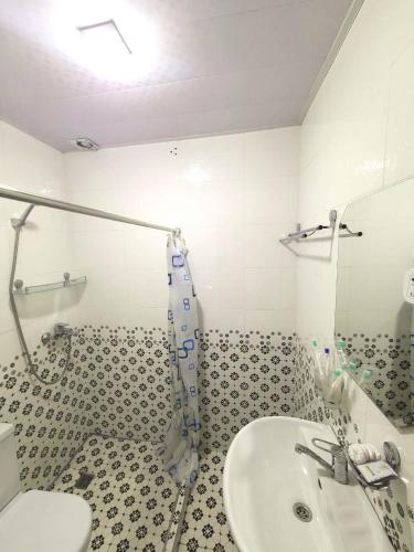Bilik mandi di Samarkand City Center Hotel