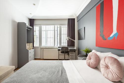 1 dormitorio con 1 cama grande y escritorio en Exclusive and Central Flat in Nisantasi, en Estambul