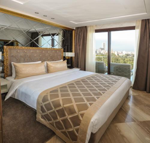 سرير أو أسرّة في غرفة في Suite Hotel Casa Diamond
