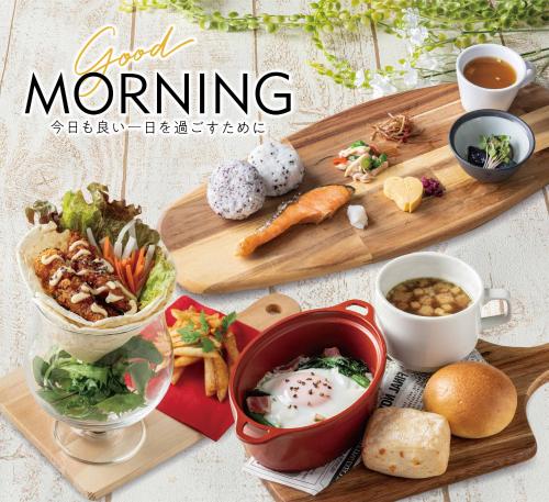 een tafel met een dienblad en een bord voedsel bij KOYASAN ホテル チャペル クリスマス かつらぎ Adult Only in Katsuragi