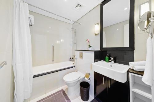Koupelna v ubytování Homey 2BR DAMAC Maison Cour Jardin, Business Bay