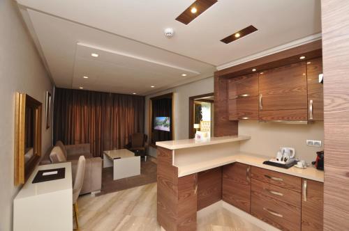 Una cocina o cocineta en Suite Hotel Casa Diamond