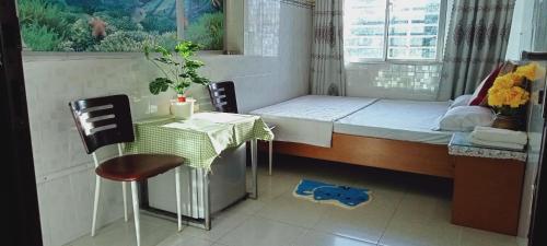 頭頓的住宿－Nhu quynh motel，小房间设有小桌子和床