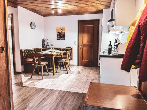 een keuken en eetkamer met een tafel en stoelen bij Casa Gomes in Gaschurn