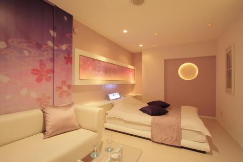 Ένα ή περισσότερα κρεβάτια σε δωμάτιο στο 旭川ホテルリップローズ-大人専用