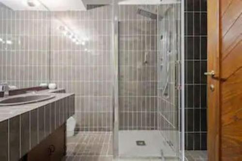 ein Bad mit einer Dusche und einem Waschbecken in der Unterkunft Villa con Piscina privata - Vista panoramica - 7 ROOMS - 20 GUEST in Vaiano