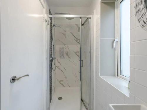 um chuveiro com uma porta de vidro na casa de banho em THE BRACE, 2 Luxury Properties next to each other, 2 Hot Tubs, up to 10 guests em Dorchester