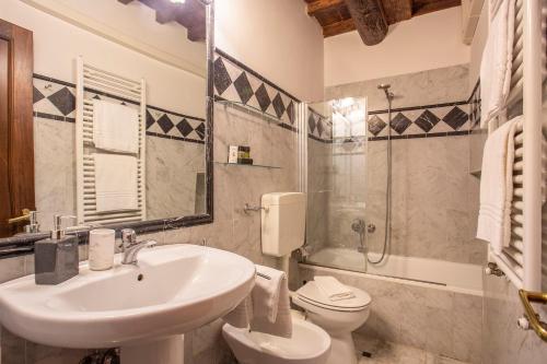 フィレンツェにあるFaenza22のバスルーム(洗面台、トイレ、シャワー付)