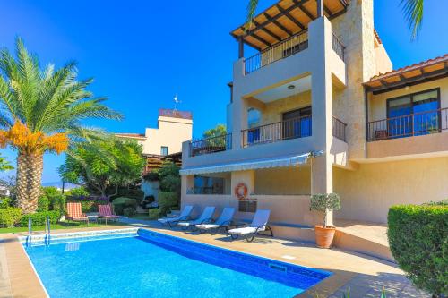 a house with a swimming pool next to a building at Villa Arbanassi in Lachi
