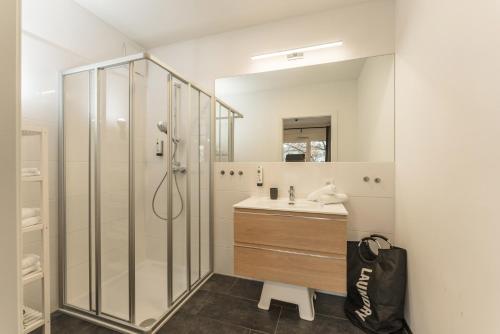 a bathroom with a shower and a sink at APSTAY Eggenberg I Self Check-in I Parking option in Graz