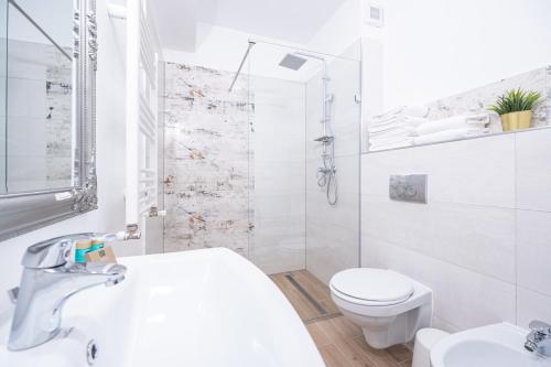 ein weißes Bad mit einem Waschbecken und einem WC in der Unterkunft Brick Flats in Oradea
