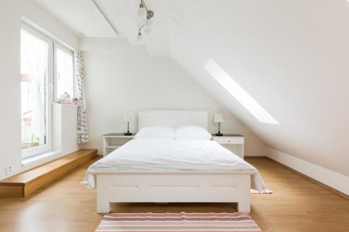 Postel nebo postele na pokoji v ubytování Duplex Flat in Nusle by Prague Days
