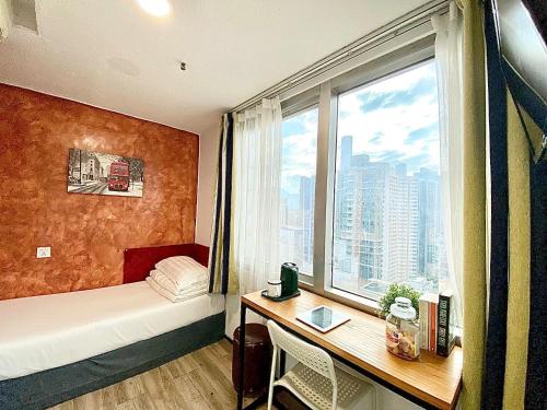 um pequeno quarto com uma cama e uma janela em Yesinn @YMT em Hong Kong
