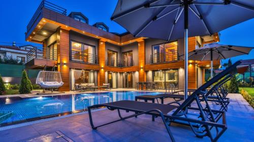 Luxury Villa Close to Shops and Restaurants -Large Garden Pool Table and Table Tennis