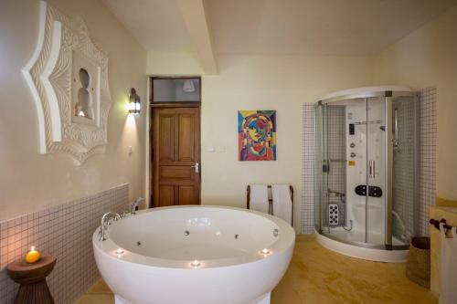 A bathroom at Blue Marlin Beach Hotel