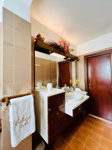 La salle de bains est pourvue d'un lavabo et d'un miroir. dans l'établissement Cottage 3138, à Fucecchio