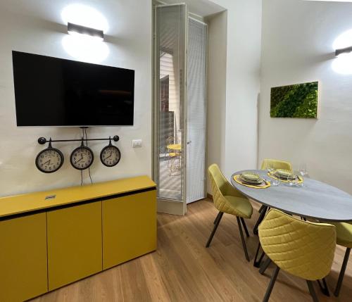 A television and/or entertainment centre at Il Nido Incantato in Centro