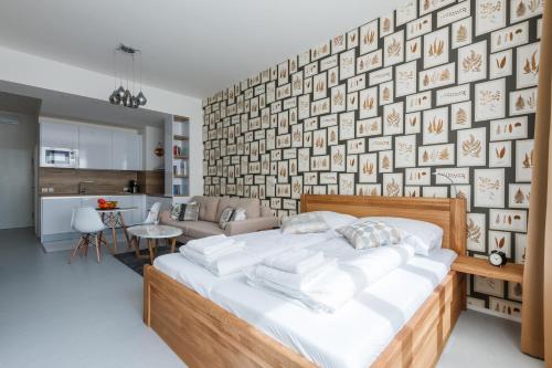 um quarto com uma cama e uma parede de fotografias em Designer Studio in New Town by Prague Days em Praga